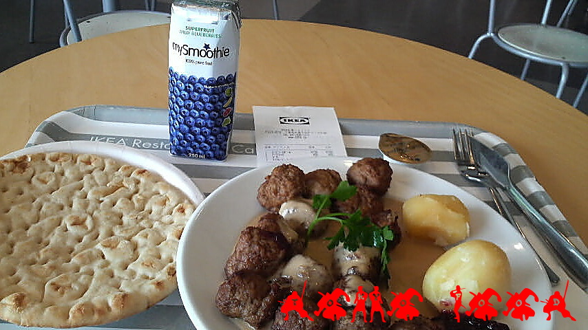 Swedish meat balls with potato, ligonberry and brown sauce, soft Arctic bread with creamy butter, and blueberry smoothie.